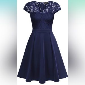 Vestido y es azul marino, el tamaño es XL. Dress the color is navy blue size XL.